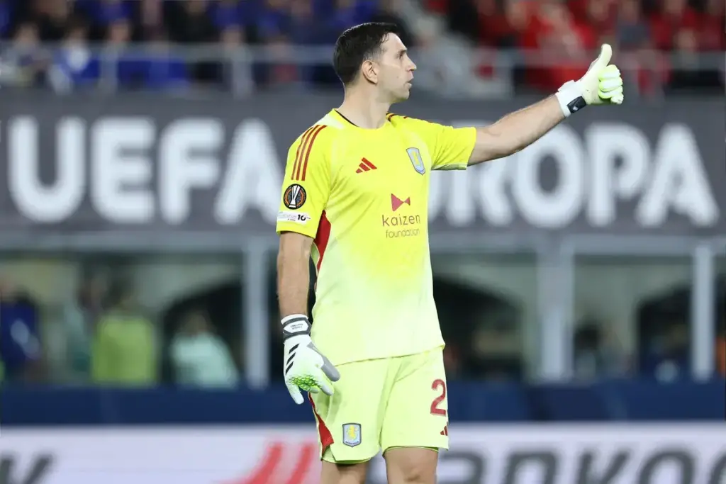 Emi Martínez injury update surfaces after Aston Villa scare