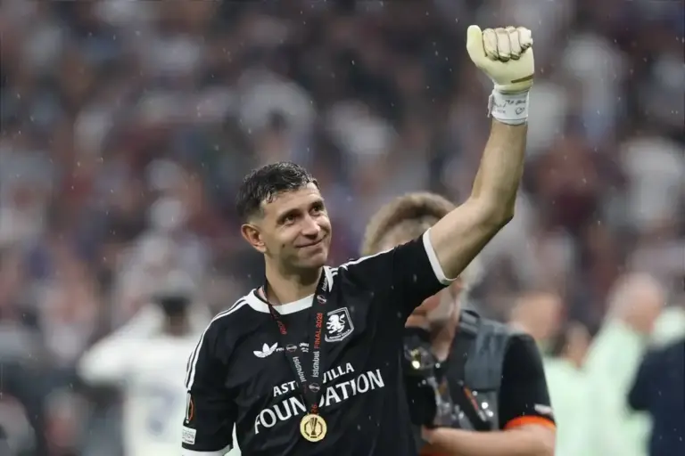 Emi Martínez reveals he broke finger during warm-up of Europa League final