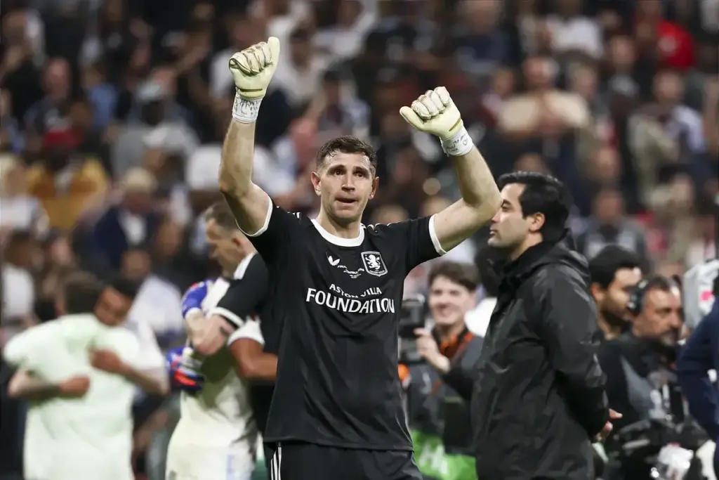 Emiliano Martinez injury update: broken finger will not prevent World Cup participation with Argentina