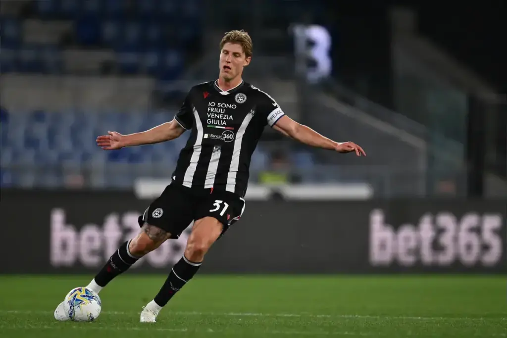Aston Villa eyeing Udinese defender who is keen for “a move to a bigger club”