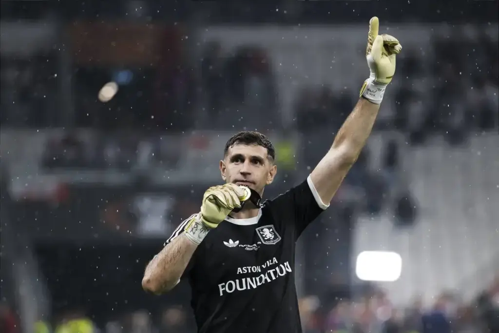 Aston Villa’s Emi Martínez offered to Juventus