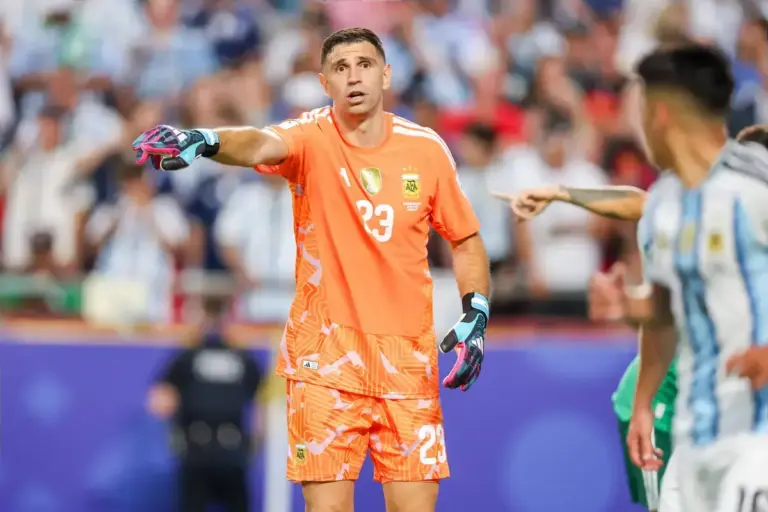 Emi Martínez enters the World Cup stage as Argentina secure a comfortable victory against Algeria