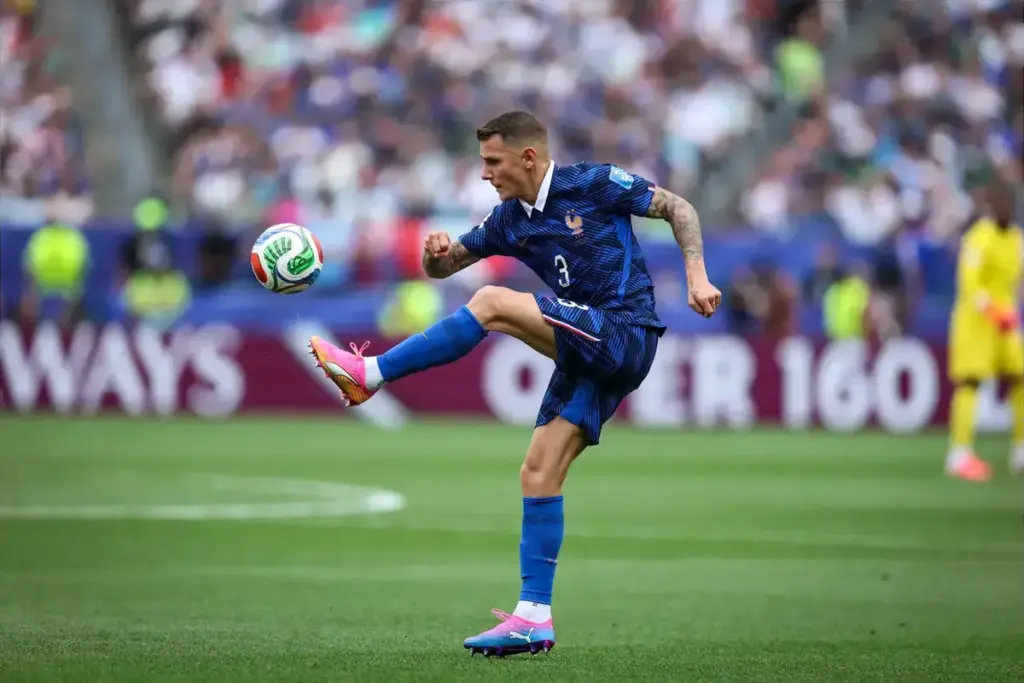 Emi Martínez and Lucas Digne secure World Cup clean sheets
