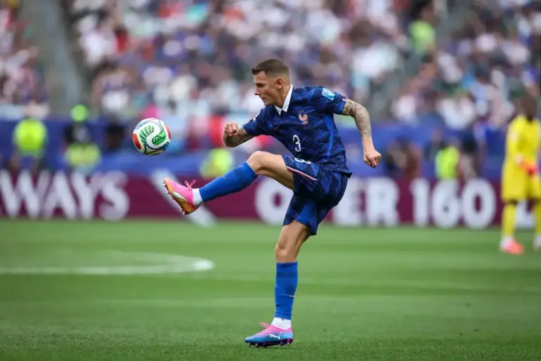 Emi Martínez and Lucas Digne secure World Cup clean sheets