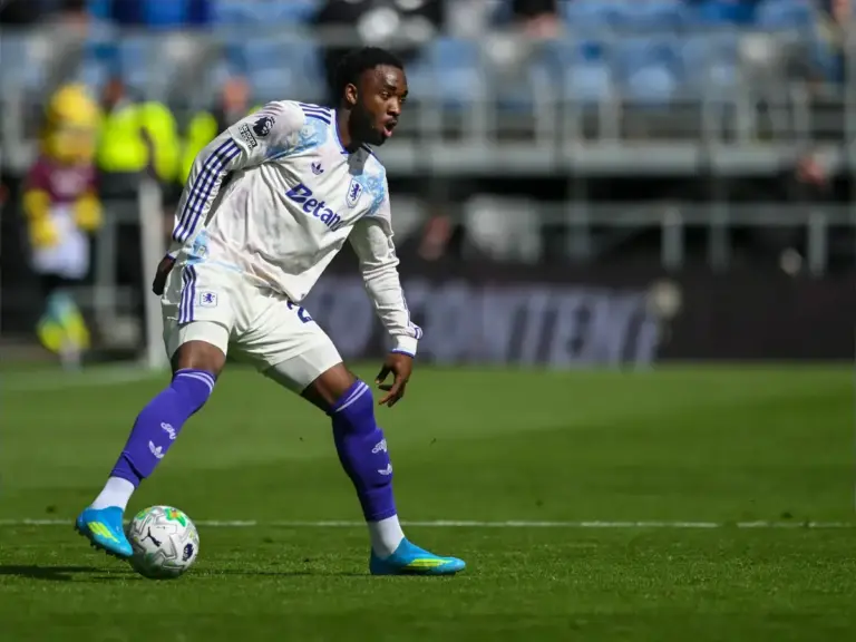 Aston Villa in contract talks with Lamare Bogarde as Brighton circle: “Emery is a big fan”