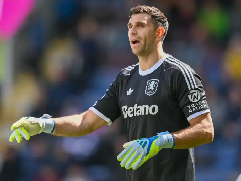 Emi Martinez Uncertainty Leaves Aston Villa With Alex Remiro And Zion Suzuki Question
