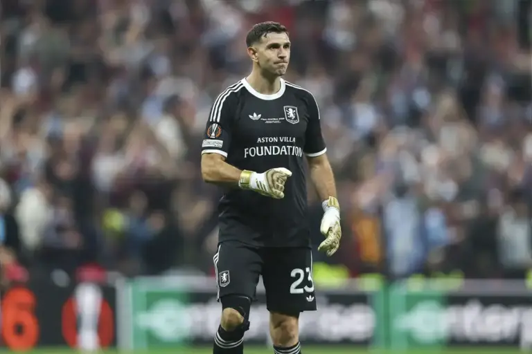 Juventus start talks over Aston Villa’s Emi Martínez after Alisson transfer collapses