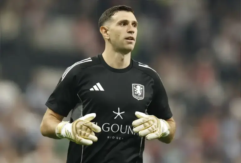 Emi Martínez’s Juventus deal now fading as Aston Villa hold firm on valuation