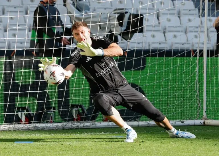 Juventus launch lowball Emi Martinez offer as Aston Villa stance emerges