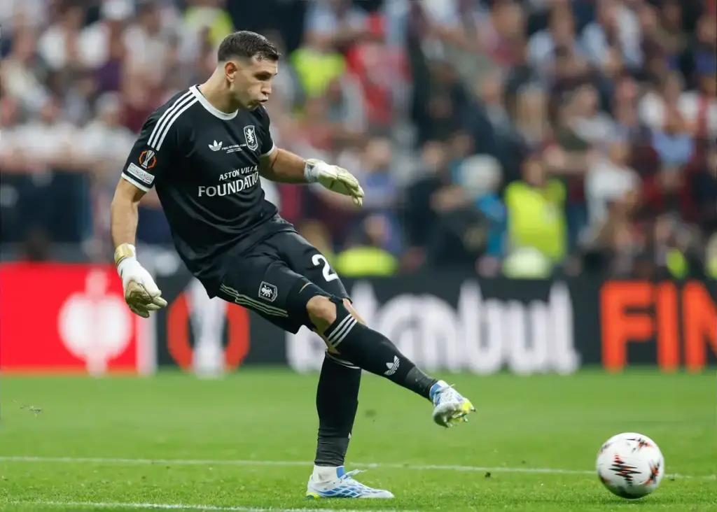 Emi Martinez reaches Juventus agreement as Aston Villa fee stance emerges