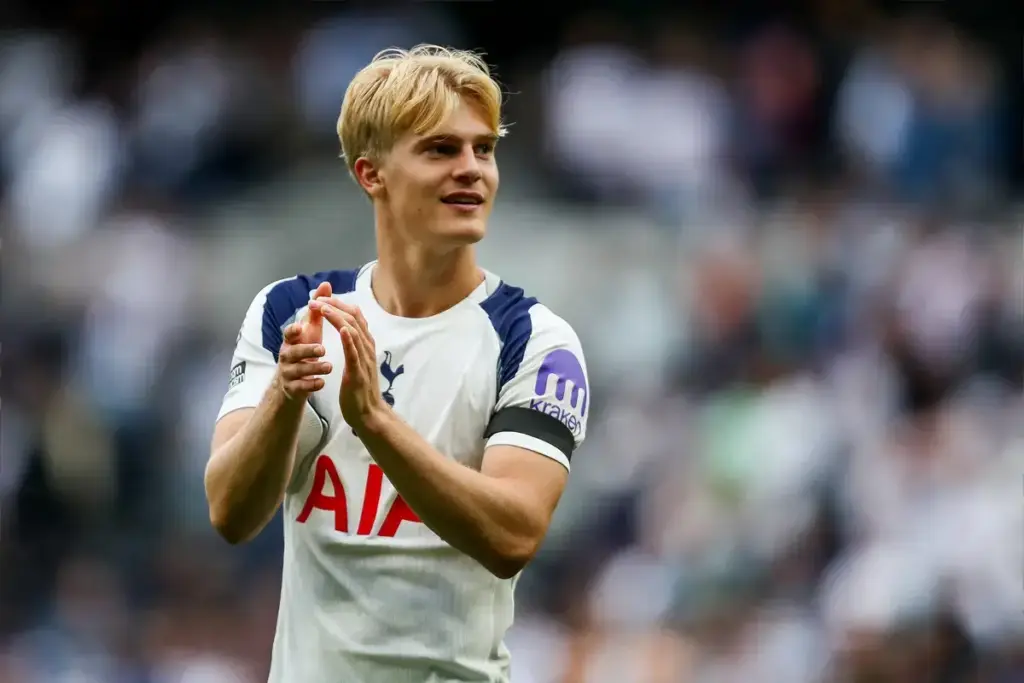 Aston Villa Show Interest in Lucas Bergvall After Tottenham Transfer Request