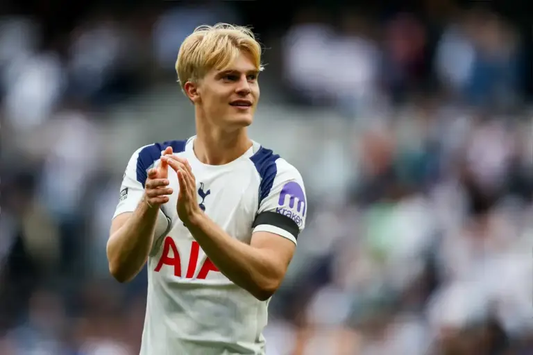Aston Villa Show Interest in Lucas Bergvall After Tottenham Transfer Request