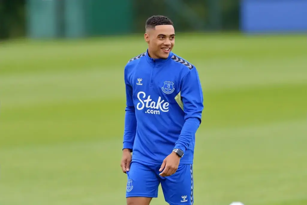Lewis Dobbin completing his move to Southampton from Aston Villa