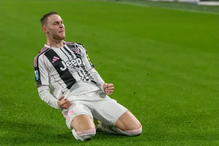 Teun Koopmeiners in Juventus training kit amid Aston Villa loan interest
