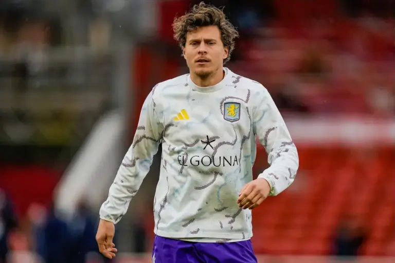 Victor Lindelöf begins demanding Sweden run during Aston Villa break